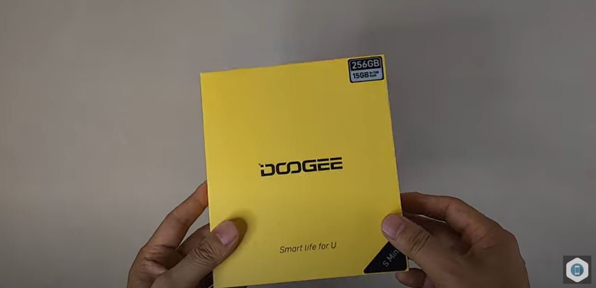 DOOGEE Smini Innovative Rear Display 4.5 inch 15GB 256GB: Hands On Review